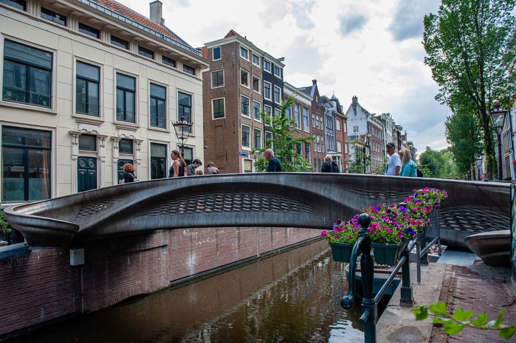 În Amsterdam se găsește primul pod din lume realizat prin imprimare 3D