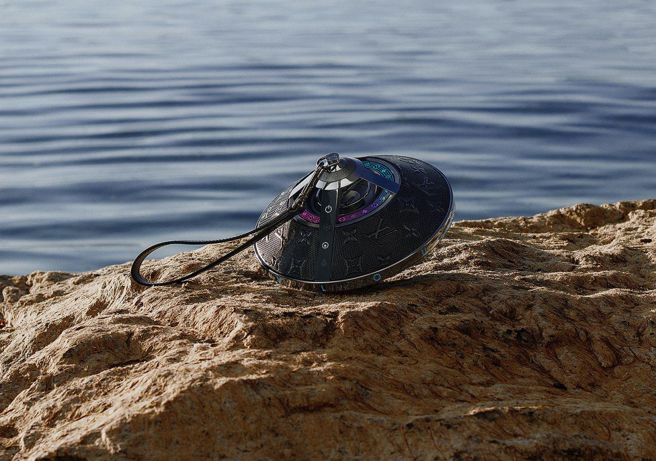 Cel mai luxos mod de a asculta muzică: noua boxă de călătorie de la Louis Vuitton