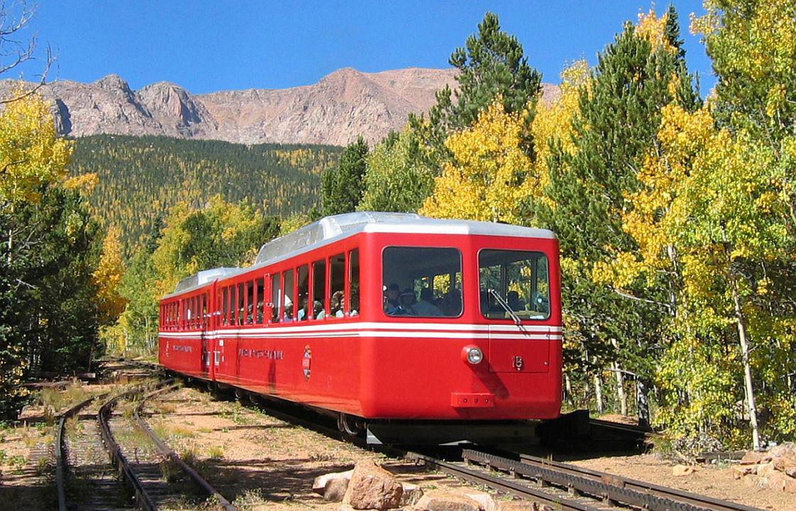 Cea mai înaltă cale ferată cu cremalieră din lume se redeschide în Munții Stâncoși