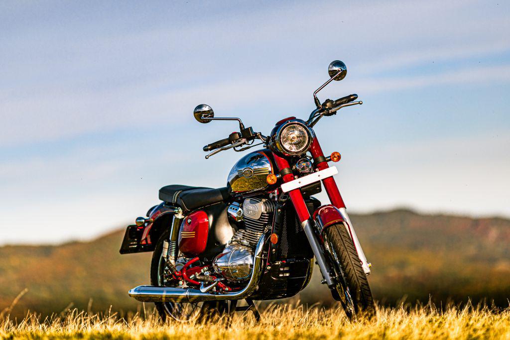 Legenda, modern köntösben – Jawa 300 CL