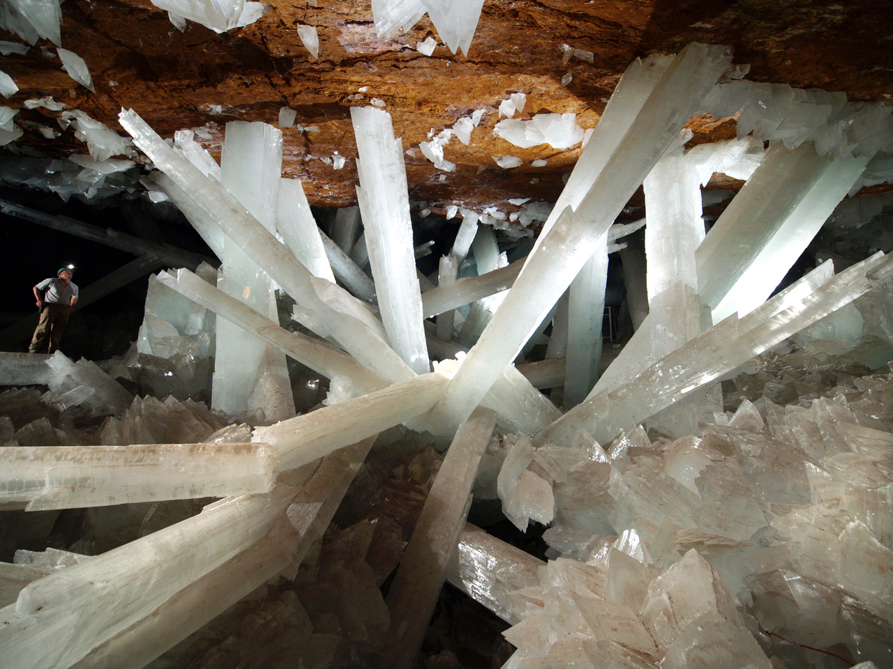 Minerale gigantice într-o peșteră mexicană