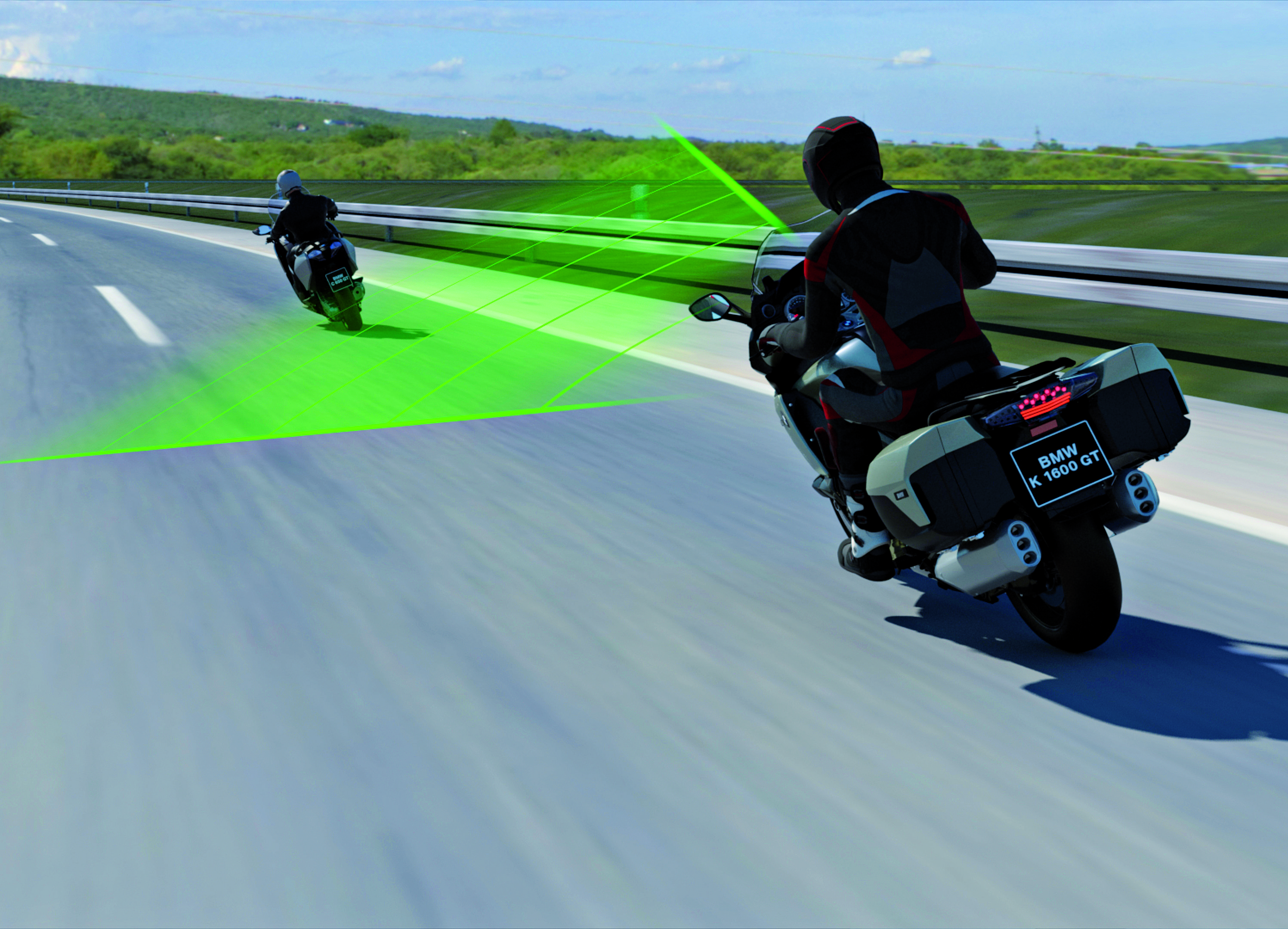 Tempomat adaptiv pe motocicletă