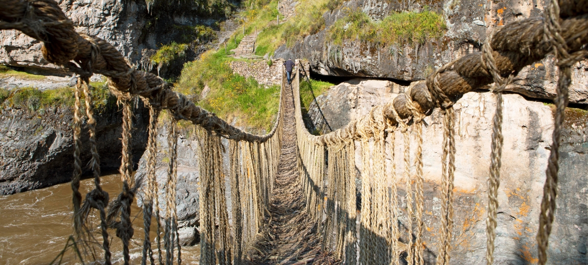 Minden évben újrafonják az 500 éves inka kötélhidat