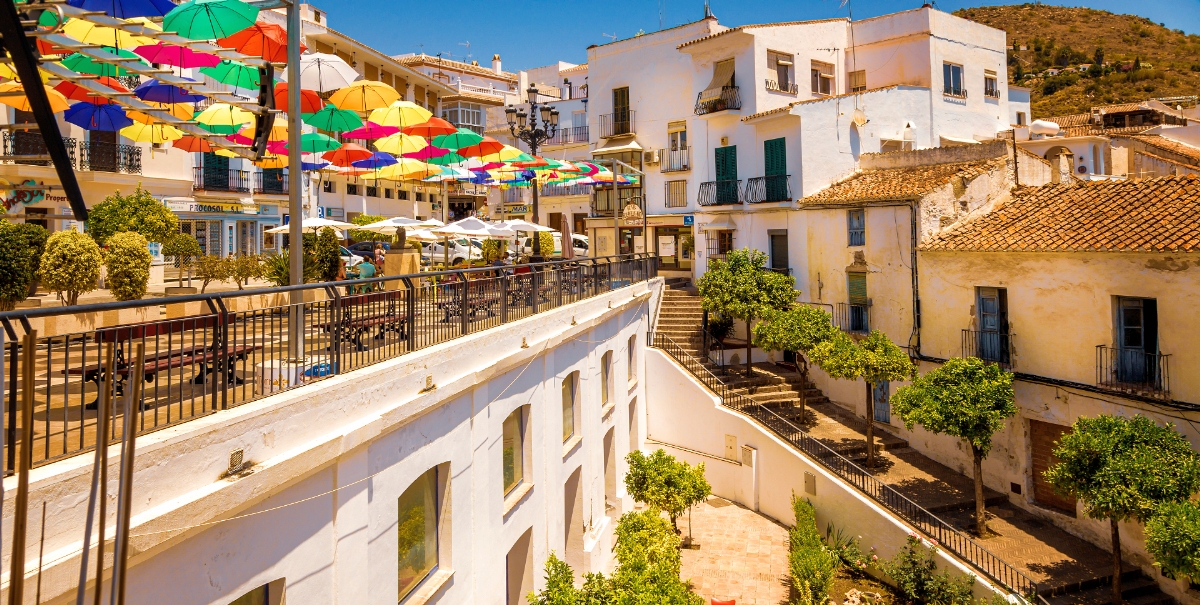 A tengerparti spanyol kisváros, amely tart karokkal várja a külföldieket